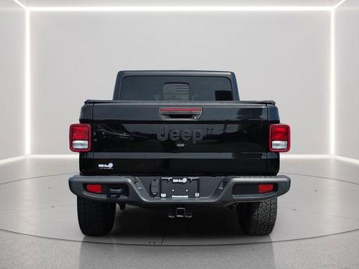 Black Clearcoat 2022 Jeep Gladiator Altitude 4x4