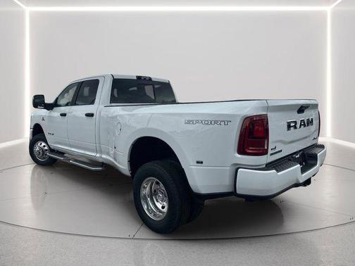 Bright White Clearcoat 2026 RAM 3500 Big Horn Crew Cab 4x4 8' Box