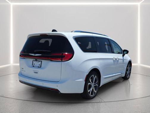 Bright White Clearcoat 2026 Chrysler Pacifica L