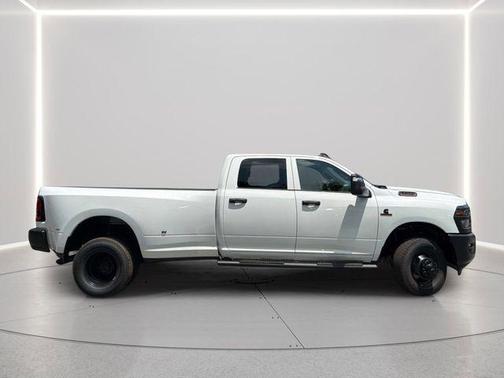Bright White Clearcoat 2026 RAM 3500 Tradesman Crew Cab 4x4 8' Box