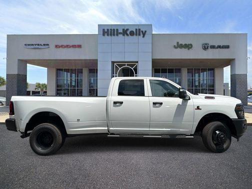 Bright White Clearcoat 2026 RAM 3500 Tradesman Crew Cab 4x4 8' Box