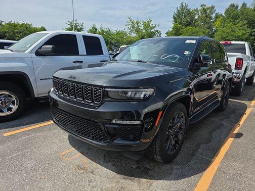 Diamond Black Crystal Pearlcoat 2024 Jeep Grand Cherokee Summit