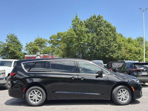 Diamond Black Crystal Pearlcoat 2026 Chrysler Pacifica L