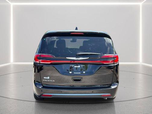 Diamond Black Crystal Pearlcoat 2026 Chrysler Pacifica L