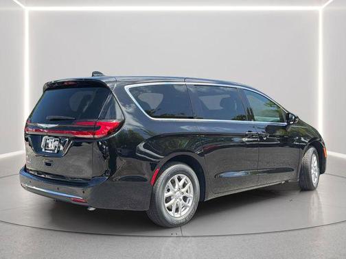 Diamond Black Crystal Pearlcoat 2026 Chrysler Pacifica L