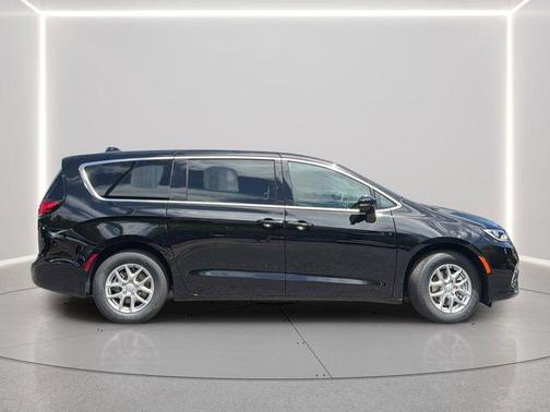 Diamond Black Crystal Pearlcoat 2026 Chrysler Pacifica L