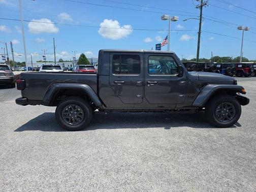 Granite Crystal Metallic Clearcoat 2026 Jeep Gladiator Sport S