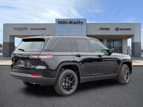 Diamond Black Crystal Pearlcoat 2026 Jeep Grand Cherokee Altitude