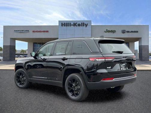 Diamond Black Crystal Pearlcoat 2026 Jeep Grand Cherokee Altitude