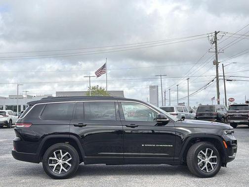 Diamond Black Crystal Pearlcoat 2025 Jeep Grand Cherokee L Limited