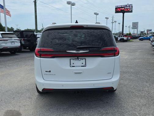 Bright White Clearcoat 2026 Chrysler Pacifica L