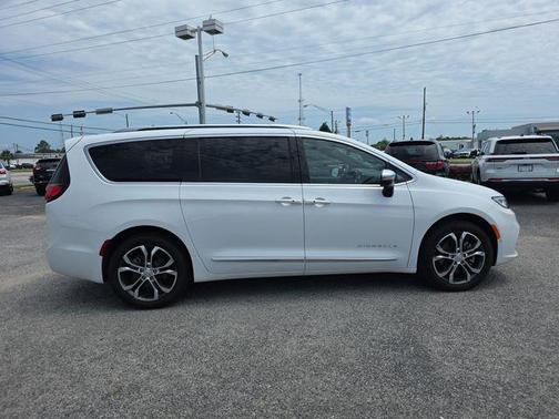 Bright White Clearcoat 2026 Chrysler Pacifica L
