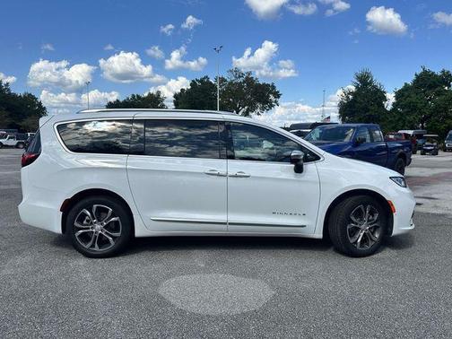 Bright White Clearcoat 2026 Chrysler Pacifica L