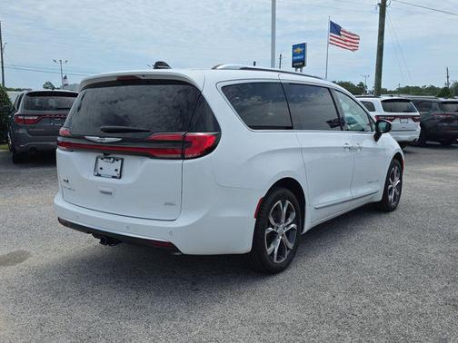 Bright White Clearcoat 2026 Chrysler Pacifica L