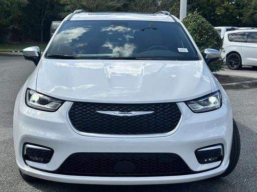 Bright White Clearcoat 2026 Chrysler Pacifica L