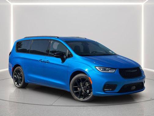 Hydro Blue Pearlcoat 2026 Chrysler Pacifica L