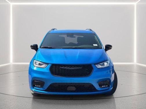 Hydro Blue Pearlcoat 2026 Chrysler Pacifica L