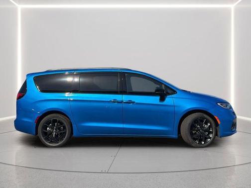 Hydro Blue Pearlcoat 2026 Chrysler Pacifica L