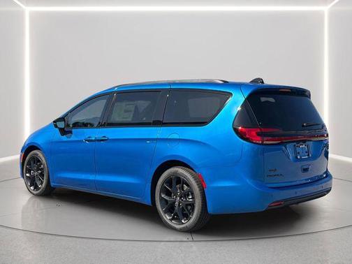 Hydro Blue Pearlcoat 2026 Chrysler Pacifica L