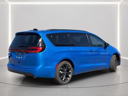 Hydro Blue Pearlcoat 2026 Chrysler Pacifica L