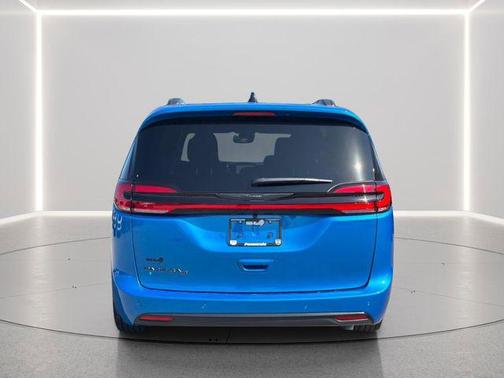 Hydro Blue Pearlcoat 2026 Chrysler Pacifica L