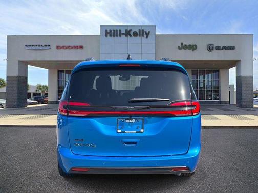 Hydro Blue Pearlcoat 2026 Chrysler Pacifica L
