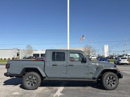 Anvil Clearcoat 2026 Jeep Gladiator Sahara 4x4