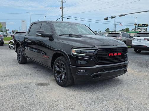 Diamond Black Crystal Pearlcoat 2022 RAM 1500 Limited