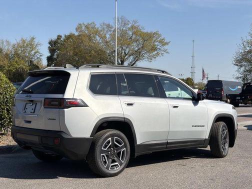 Silver Zynith Clearcoat 2026 Jeep Cherokee Laredo 4x4