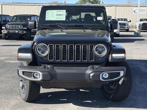 Black Clearcoat 2026 Jeep Gladiator Sahara 4x4