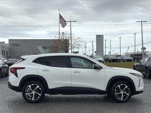 Summit White 2024 Chevrolet Trax FWD 1RS