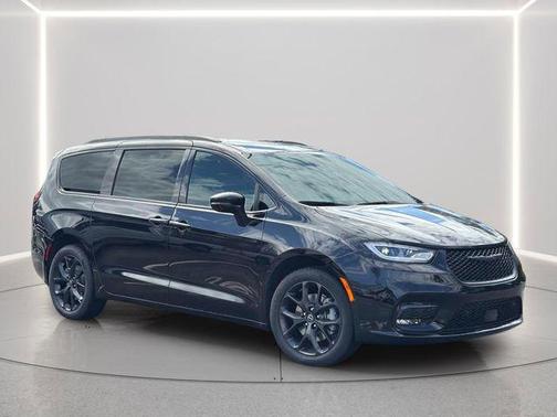 Diamond Black Crystal Pearlcoat 2026 Chrysler Pacifica L