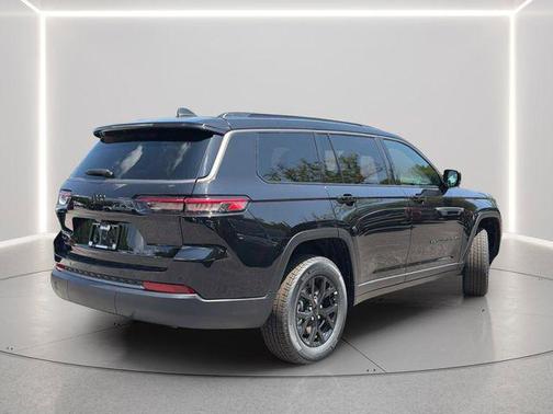 Diamond Black Crystal Pearlcoat 2026 Jeep Grand Cherokee L Altitude