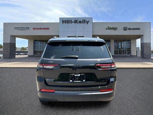 Diamond Black Crystal Pearlcoat 2026 Jeep Grand Cherokee L Altitude