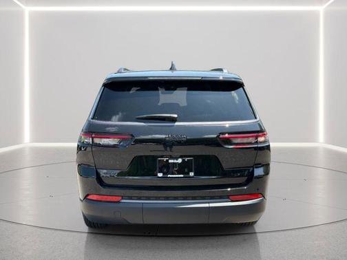 Diamond Black Crystal Pearlcoat 2026 Jeep Grand Cherokee L Altitude