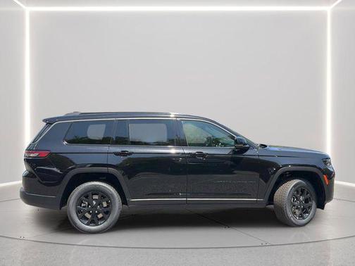 Diamond Black Crystal Pearlcoat 2026 Jeep Grand Cherokee L Altitude
