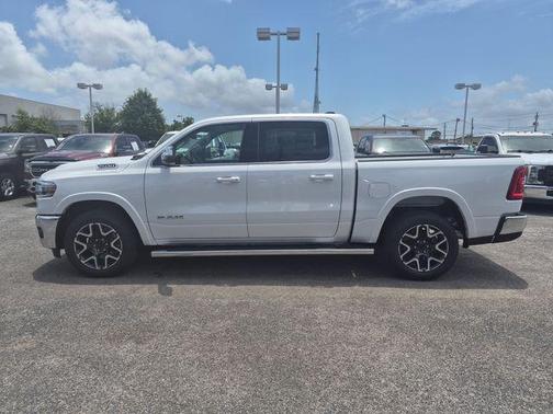 Ivory White Tri-Coat Pearlcoat 2026 RAM 1500 Laramie