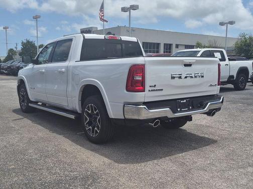 Ivory White Tri-Coat Pearlcoat 2026 RAM 1500 Laramie