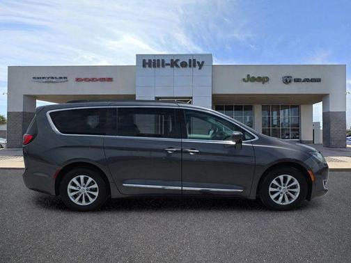 Granite Crystal Metallic Clearcoat 2017 Chrysler Pacifica Touring-L