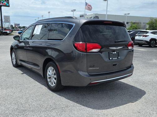 Granite Crystal Metallic Clearcoat 2017 Chrysler Pacifica Touring-L