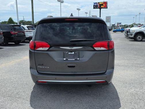 Granite Crystal Metallic Clearcoat 2017 Chrysler Pacifica Touring-L