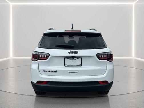 Bright White Clearcoat 2026 Jeep Compass Latitude