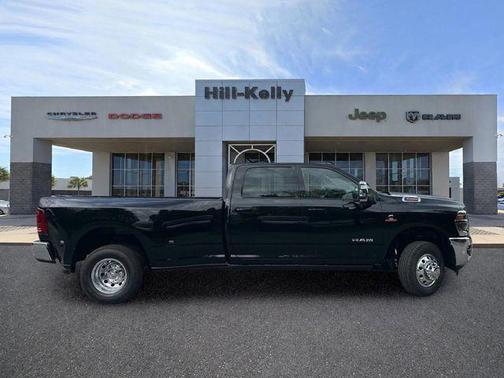 Diamond Black Crystal Pearlcoat 2026 RAM 3500 Laramie