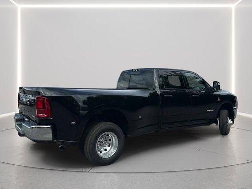 Diamond Black Crystal Pearlcoat 2026 RAM 3500 Laramie