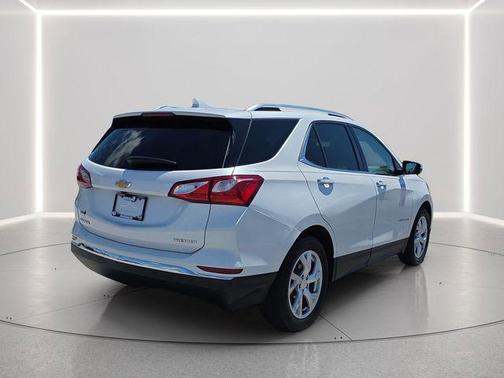Iridescent Pearl Tricoat 2020 Chevrolet Equinox L