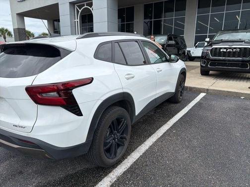 Summit White 2025 Chevrolet Trax FWD ACTIV