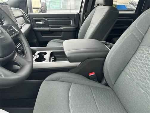 2025 RAM 2500 Big Horn Crew Cab 4x4 8' Box