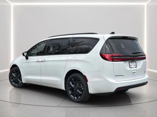 Bright White Clearcoat 2026 Chrysler Pacifica L