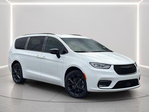 Bright White Clearcoat 2026 Chrysler Pacifica L