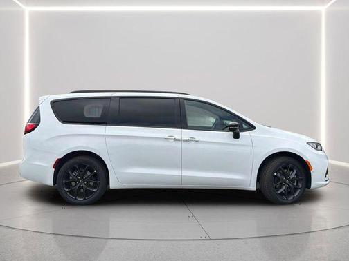 Bright White Clearcoat 2026 Chrysler Pacifica L